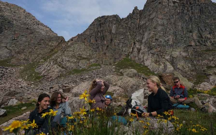 students learn mountaineering on gap year program in colorado